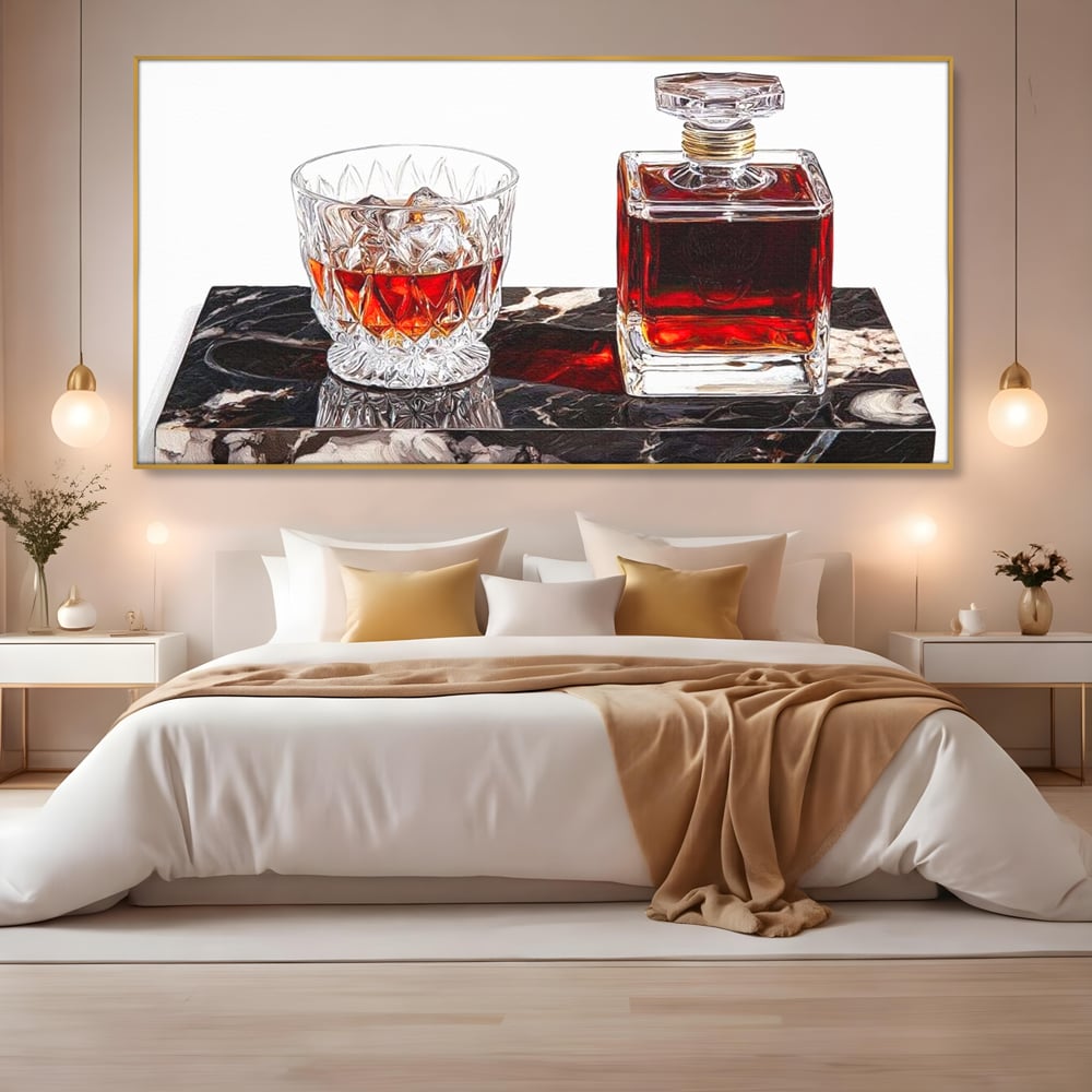 Tablou canvas cu tablou canvas cu pahar de whisky si carafa, in rama de aluminiu auriu, pe perete intr-un dormitor
